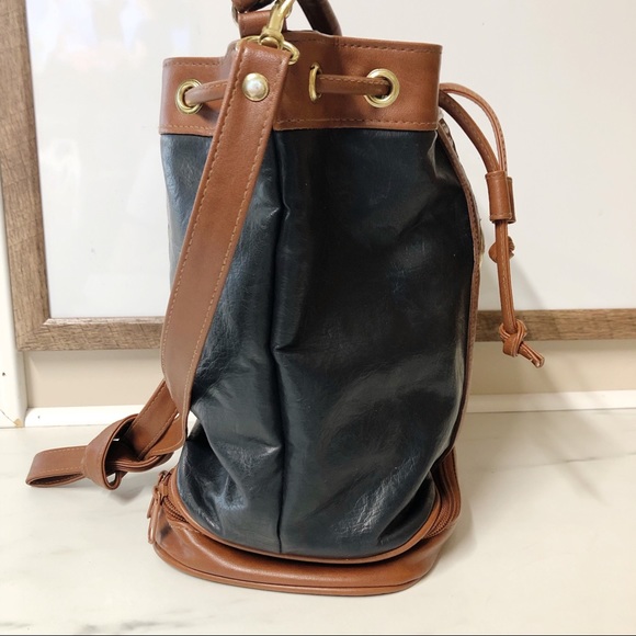 Dolce Vita Leather Bucket Bag w Removable Strap - Picture 2 of 8